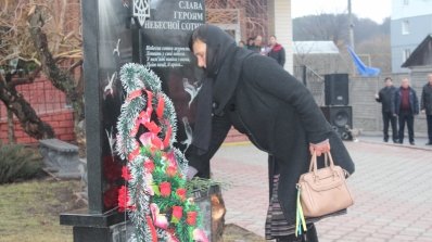 АТ «Вінницяобленерго» – особистий кабінет, передати покази лічильника, кол-центр 0 (800) 30-95-95 Пам'ятник Героям Небесної Сотні у Літині_9