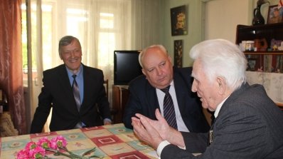 АТ «Вінницяобленерго» – особистий кабінет, передати покази лічильника, кол-центр 0 (800) 30-95-95 Напередодні свята - в гості до ветеранів_4