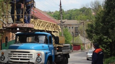 АТ «Вінницяобленерго» – особистий кабінет, передати покази лічильника, кол-центр 0 (800) 30-95-95 Які вони – трудові будні електромонтерів під час карантину?_6