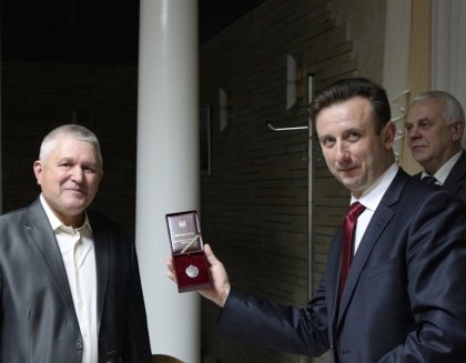 АТ «Вінницяобленерго» – особистий кабінет, передати покази лічильника, кол-центр 0 (800) 30-95-95 20 грудня Президент України підписав Указ Про відзначення державними нагородами України з нагоди Дня енергетика_0