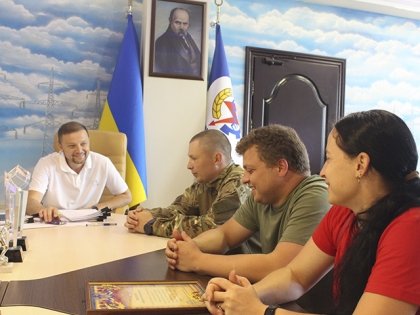 АТ «Вінницяобленерго» – особистий кабінет, передати покази лічильника, кол-центр 0 (800) 30-95-95 Військові і волонтери подякували очільнику обленерго за допомогу._0